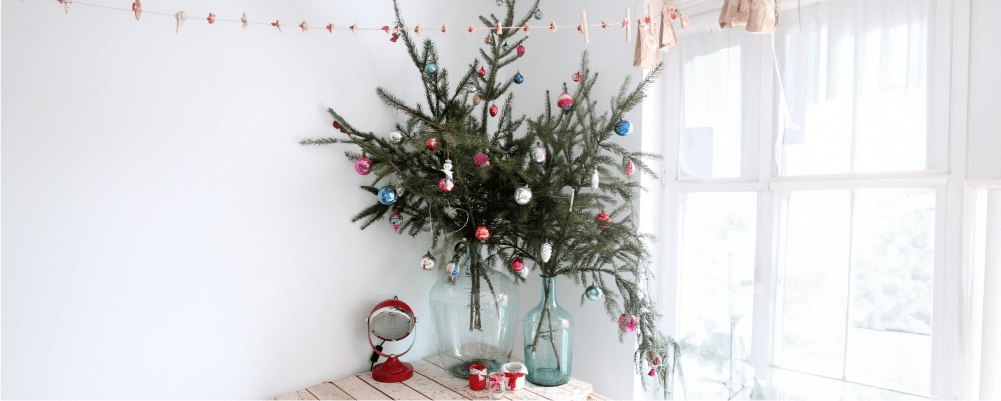 Kersttakken in vaas als decoratie (Christmas branches in a vase as decoration).
